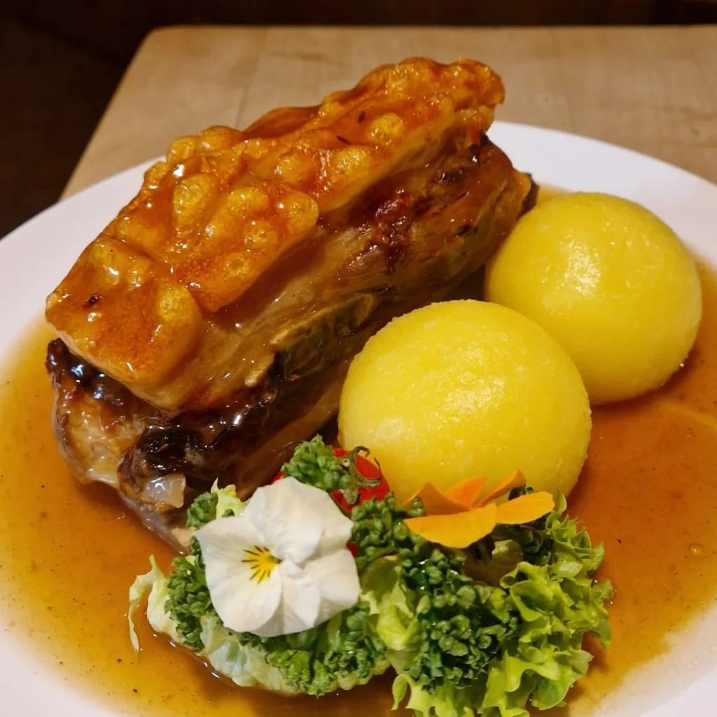 Knuspriges Schäuferla mit Klößen und Bratensoße aus der Zehner-Küche