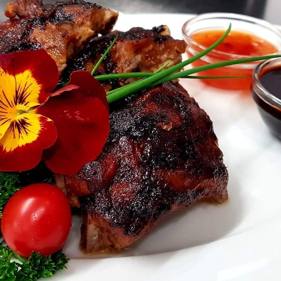 BBQ-Spareribs mit zwei Dips und frischer Garnitur aus unserer Küche
